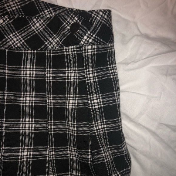 SOLD. Super cute plaid pleated skirt size 6 - Picture 2 of 3